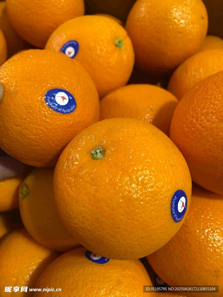 新鲜带标橙子堆叠