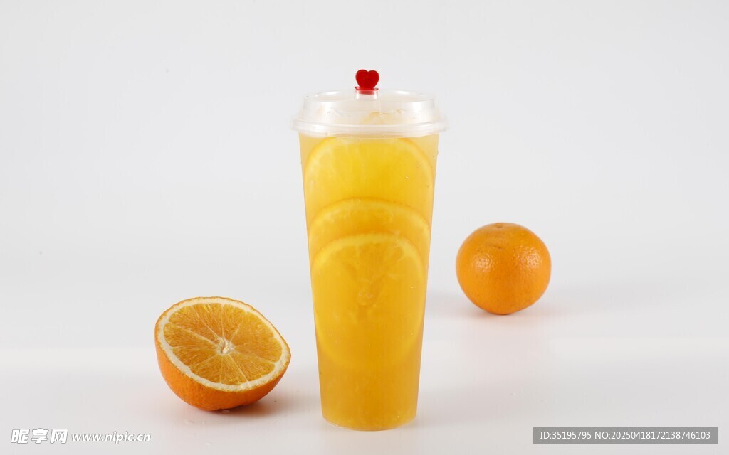鲜榨橙汁饮品配新鲜橙子