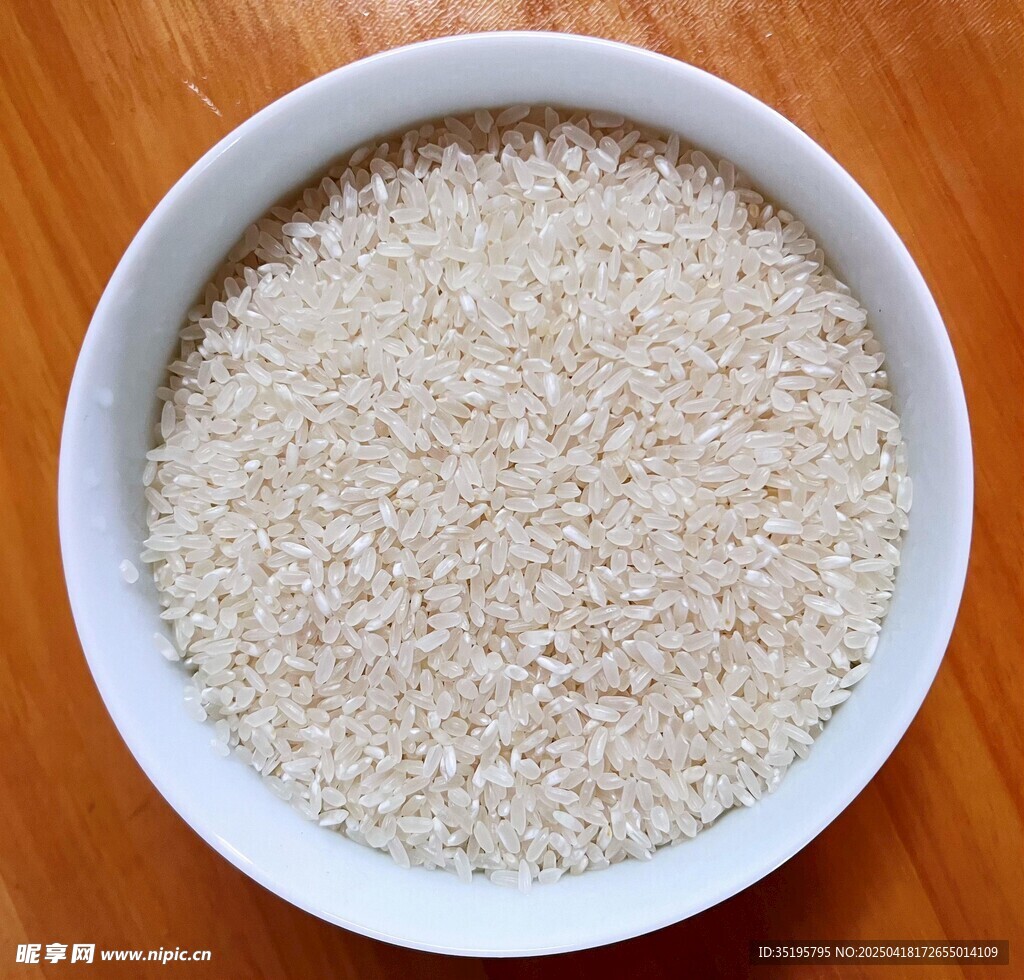 白瓷碗中的优质大米