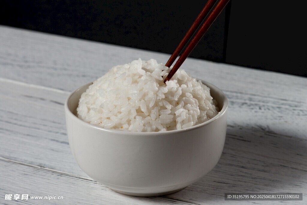 白瓷碗中的香软白米饭