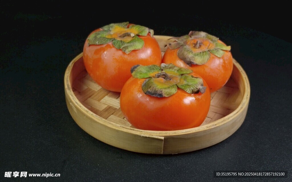 竹盘里的美味柿子