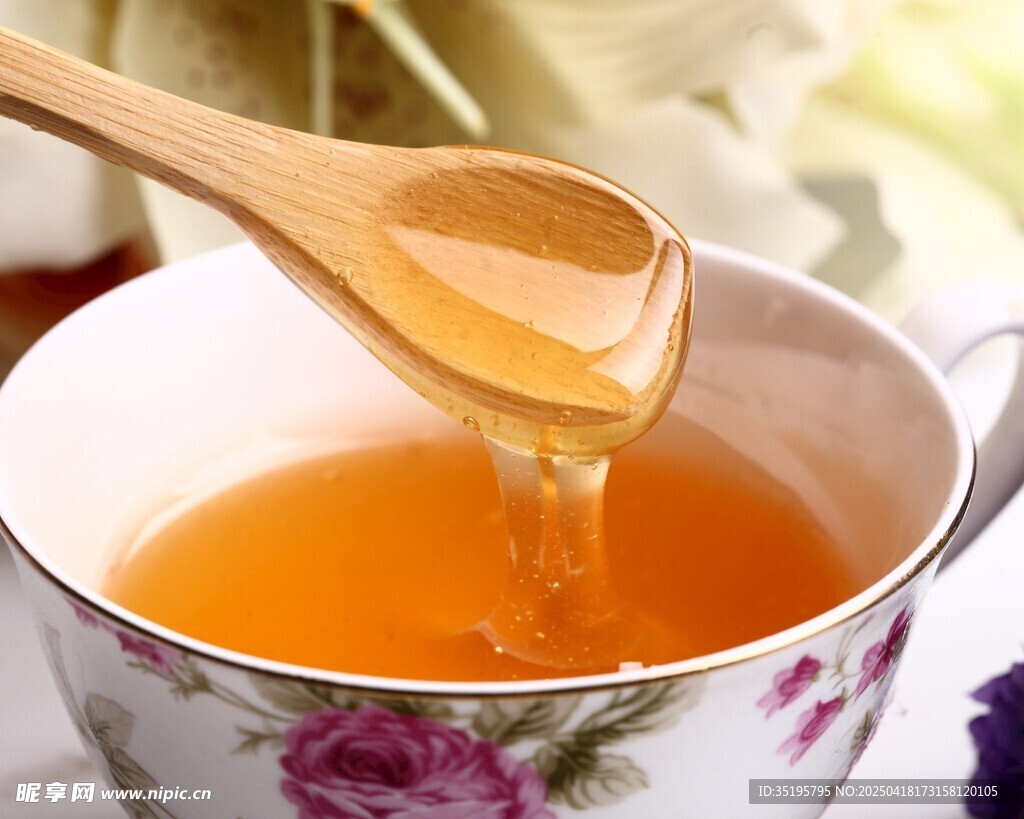 蜂蜜倒入花纹茶杯中