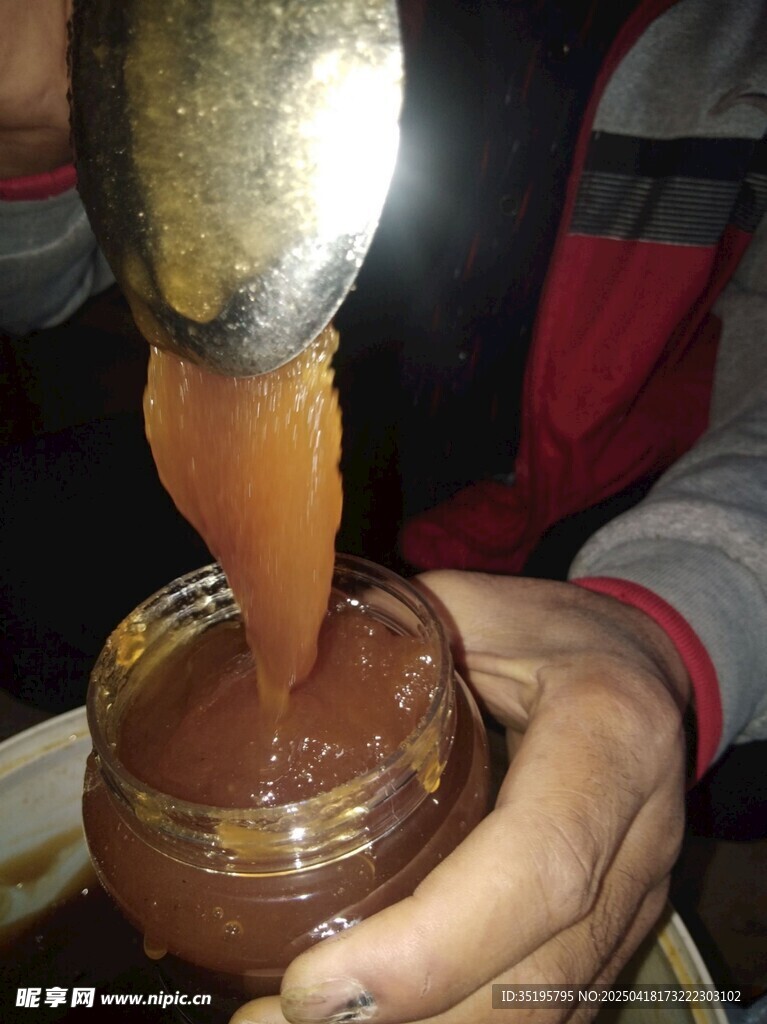手工舀取罐装棕色膏体