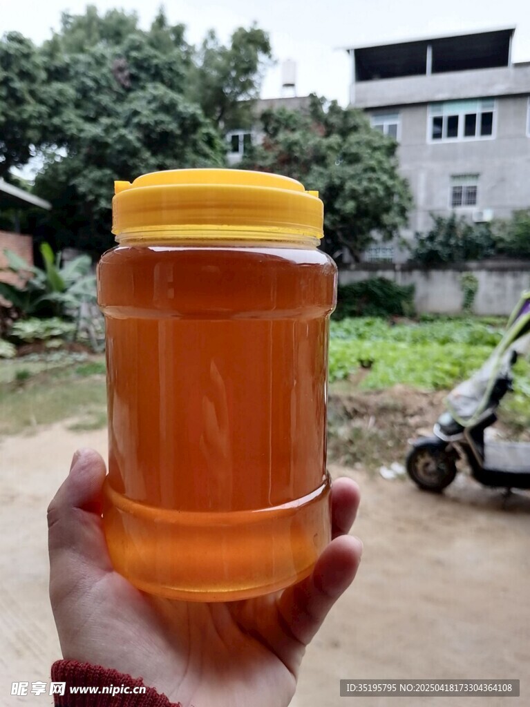 手持罐装蜂蜜户外场景