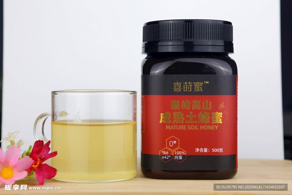 灵芝孢子粉饮品与瓶装展示