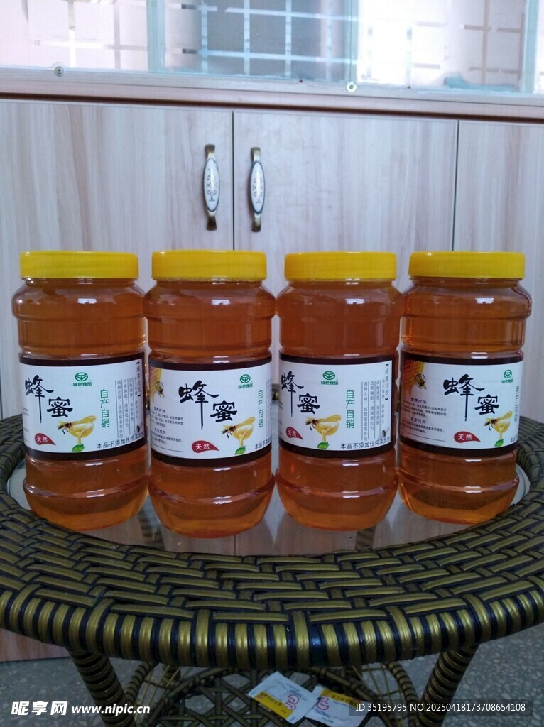 玻璃桌上的多罐蜂蜜