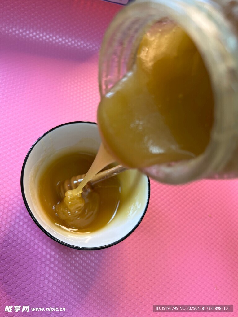 蜂蜜倒入杯中瞬间