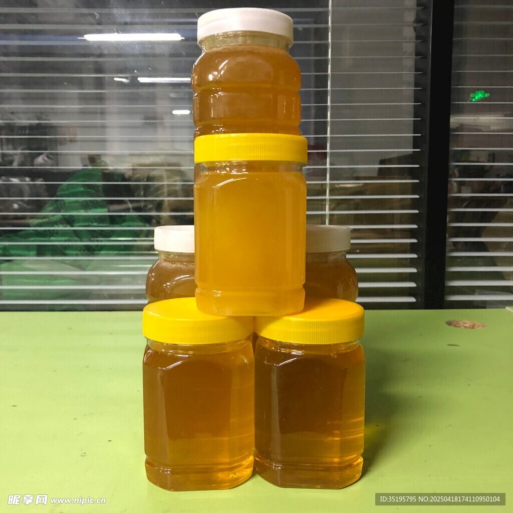 堆叠的蜂蜜玻璃瓶