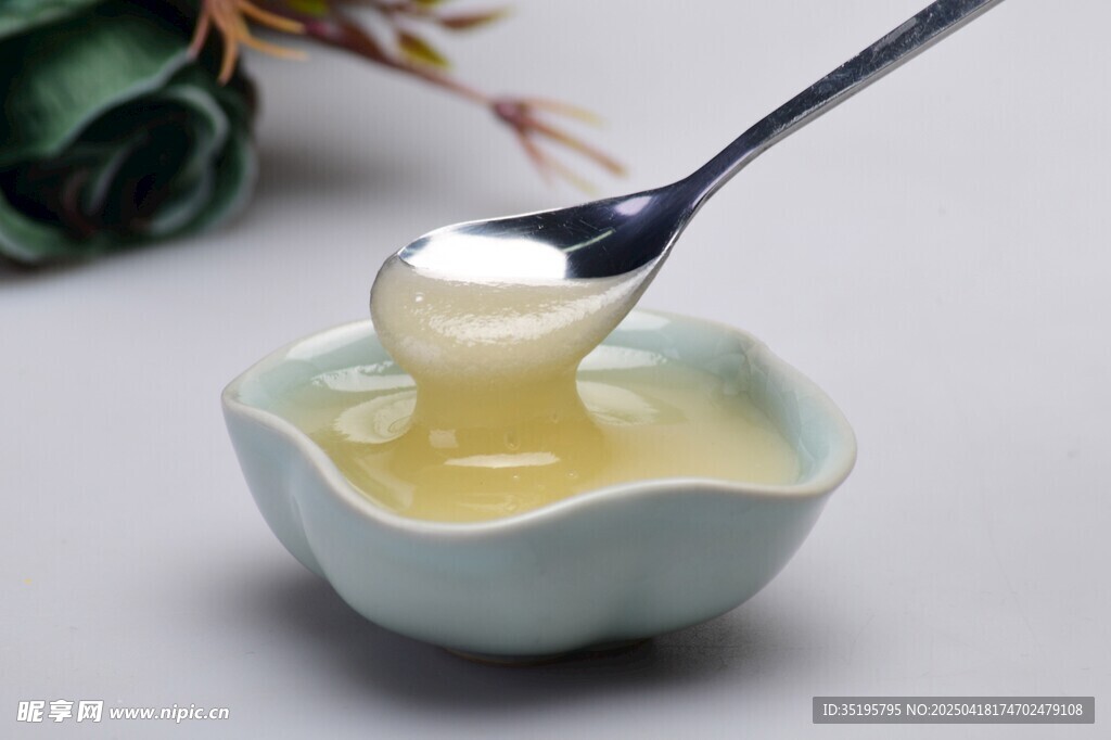瓷碗盛蜂蜜 银勺舀起