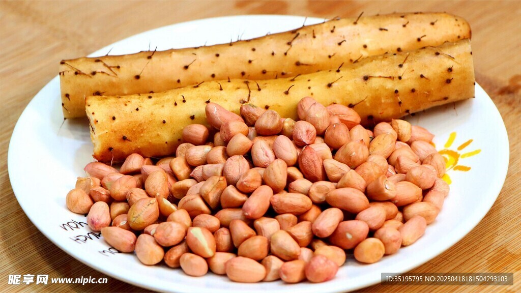 盘中花生与长条食物