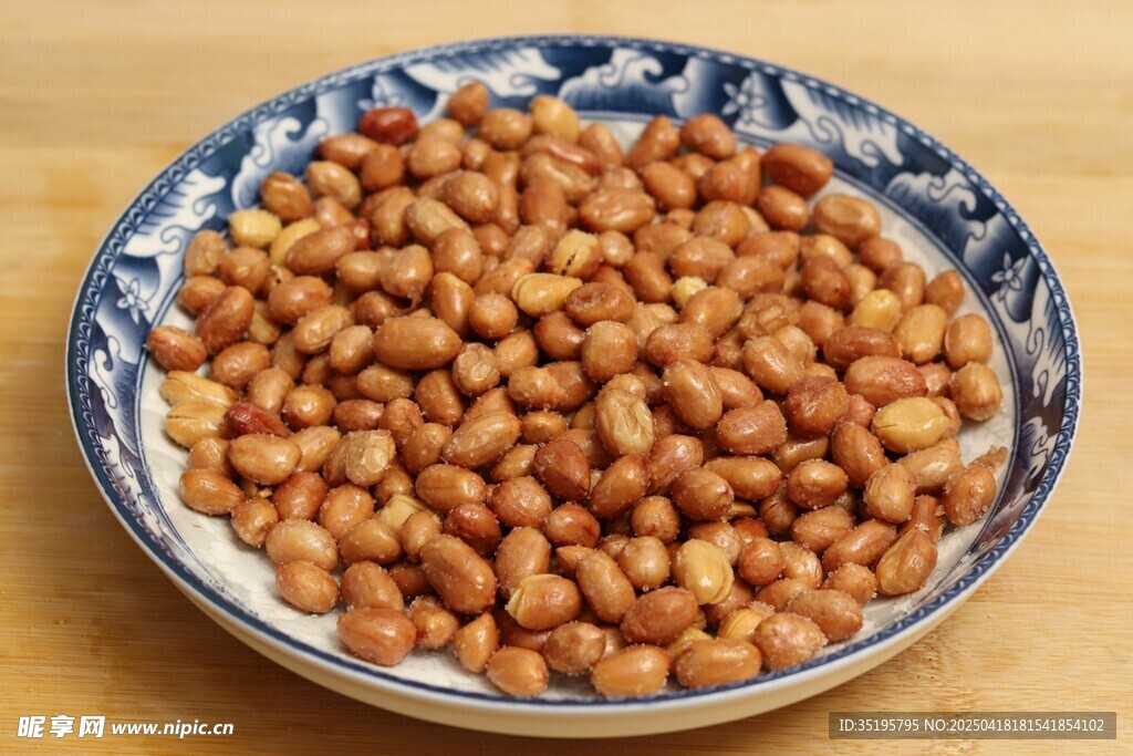 蓝白碗中饱满花生米