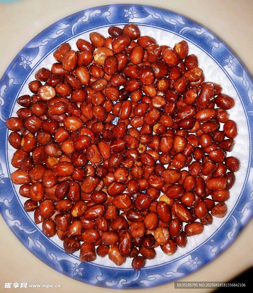 蓝盘盛载的饱满红小豆