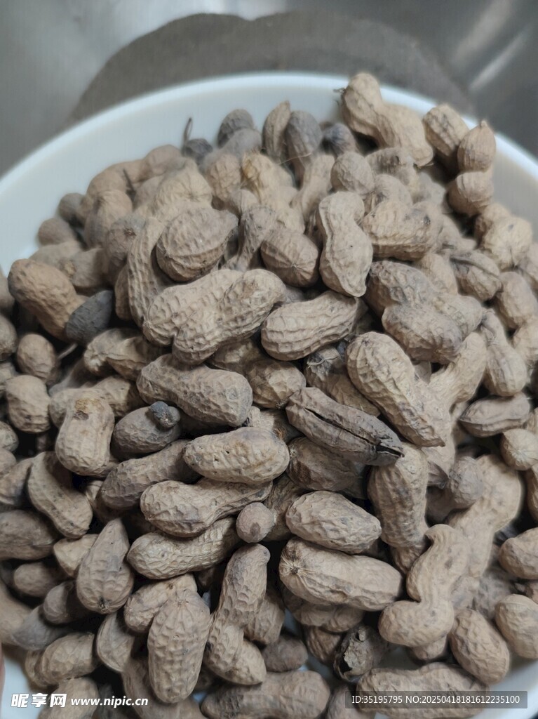 碗中饱满的带壳花生