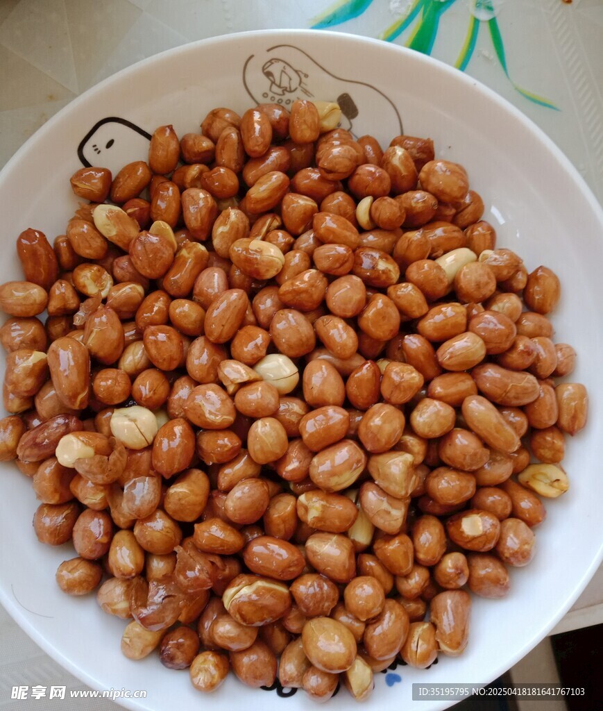 盘中饱满花生米