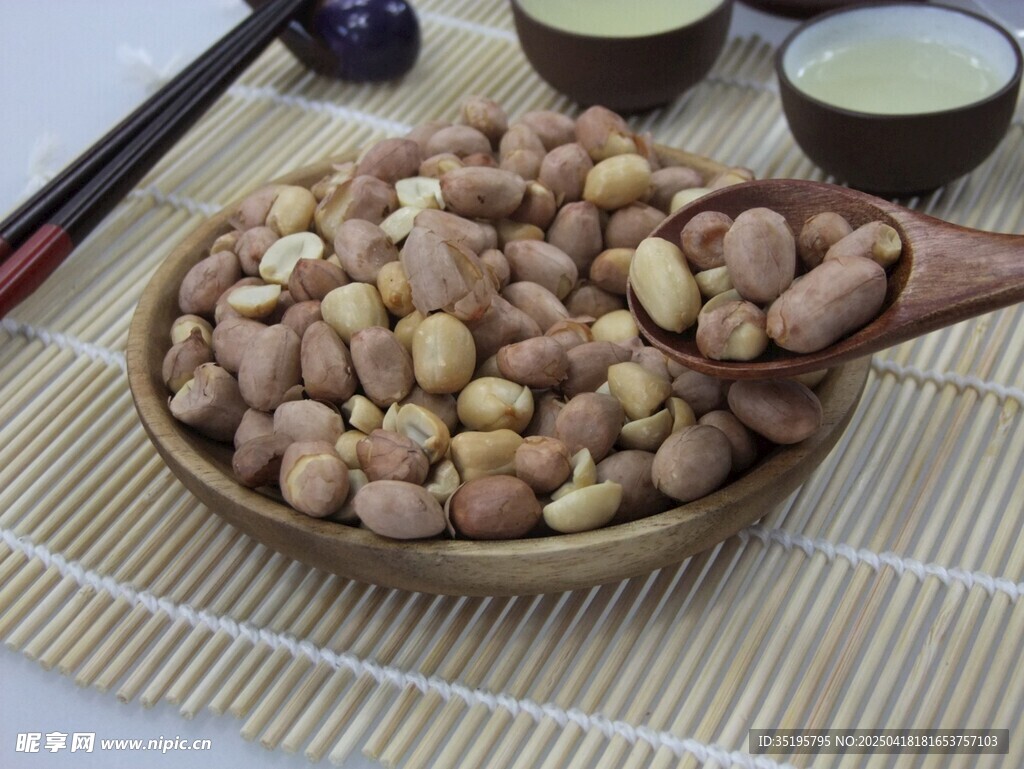 木勺盛着多彩花生与茶具