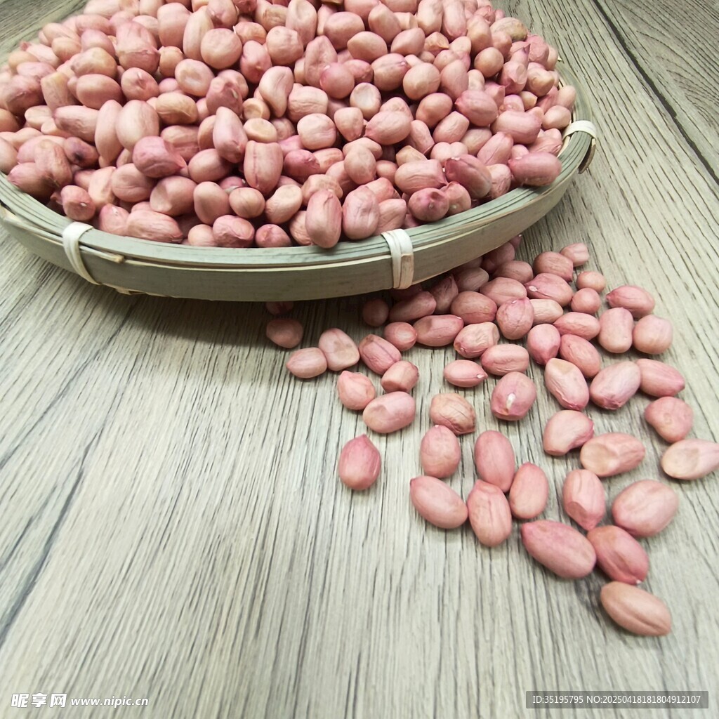 木盘里的粉红花生散落