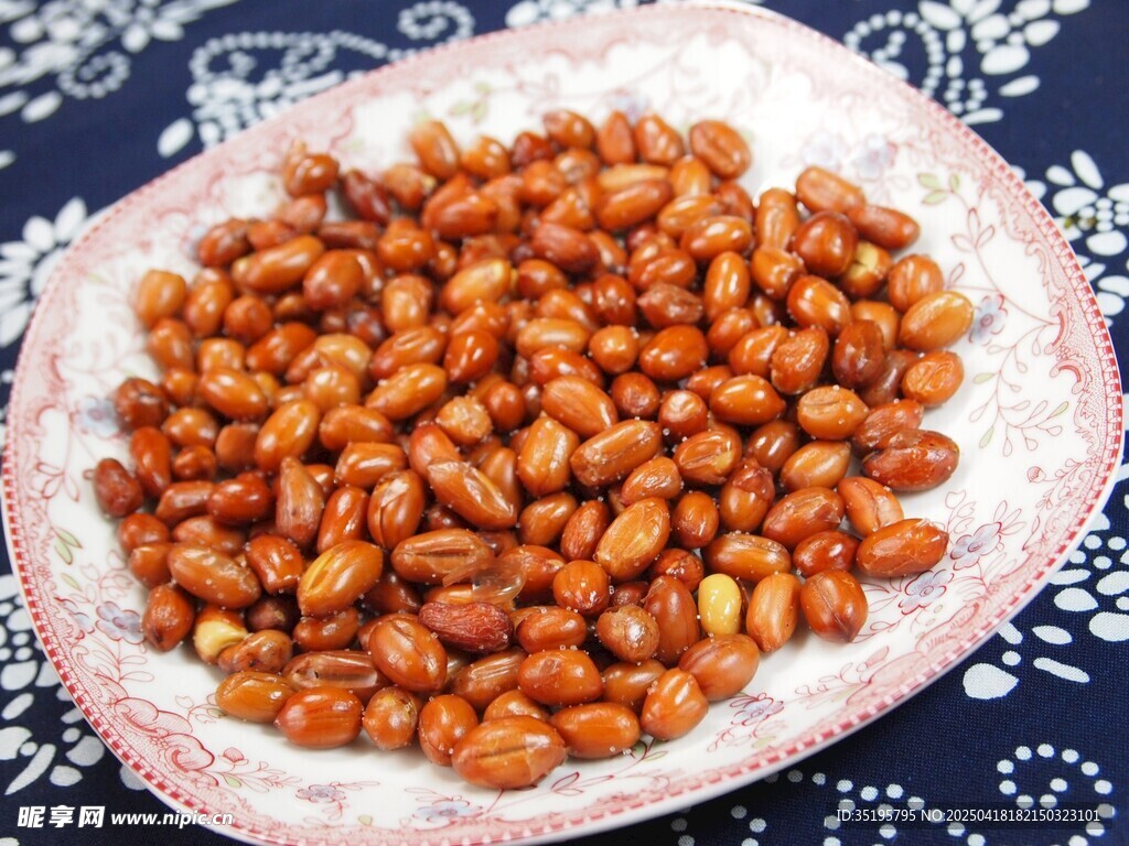 一盘美味花生米