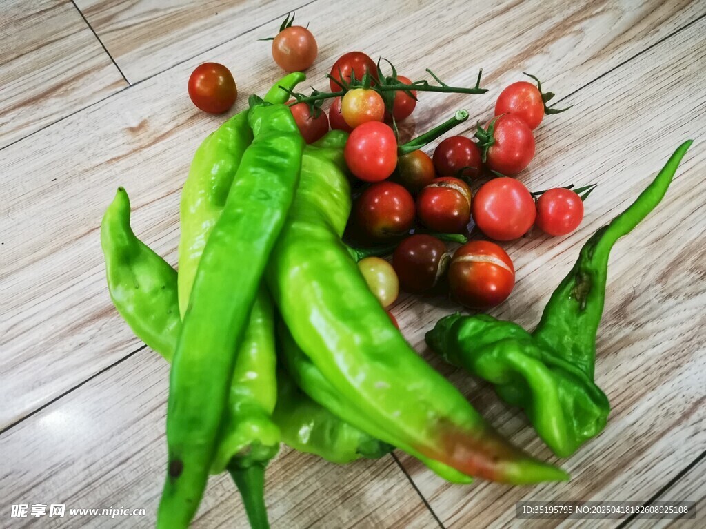 鲜绿尖椒与红樱桃番茄