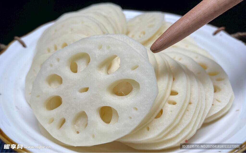 筷子夹着切片莲藕