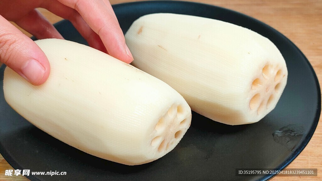 手捧两节新鲜莲藕