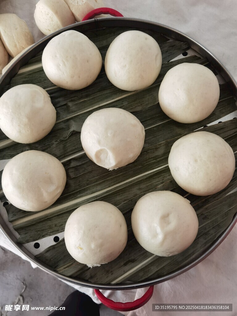蒸笼里的生面团