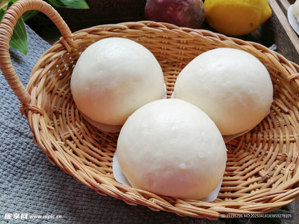 竹篮里的美味白面馒头