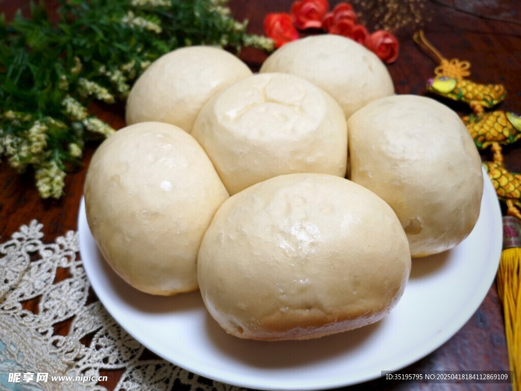 美味白面馒头摆于盘中