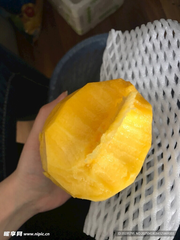 手捧去皮黄色菠萝