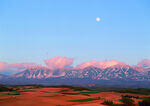 夕阳下的雪山与广袤原野