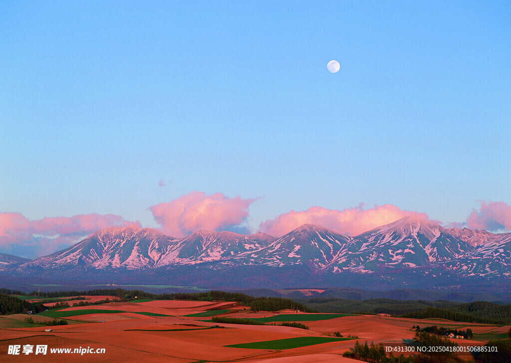 夕阳下的雪山与广袤原野