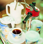 复古茶具与一杯香浓咖啡