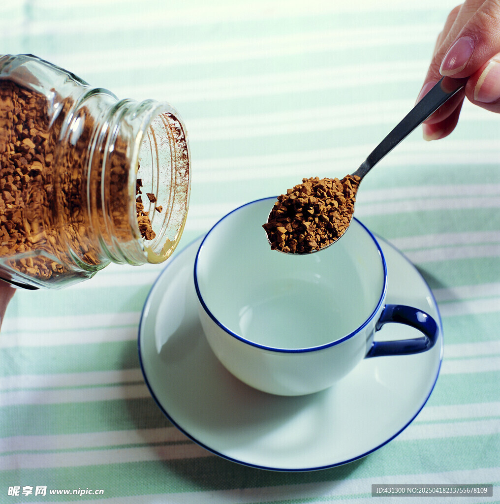 手舀咖啡粉入杯瞬间