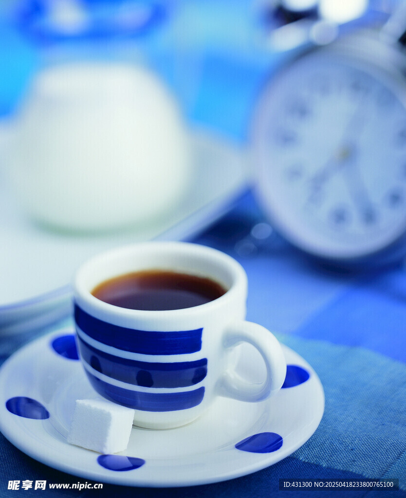 蓝白杯中的香醇咖啡