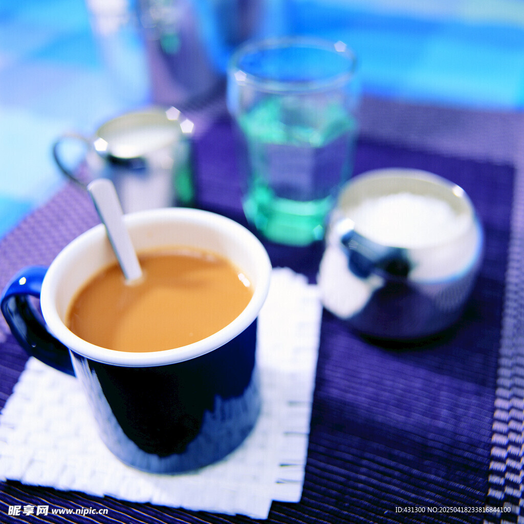 蓝杯咖啡配餐具与饮品