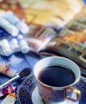 复古风咖啡杯与绘画工具