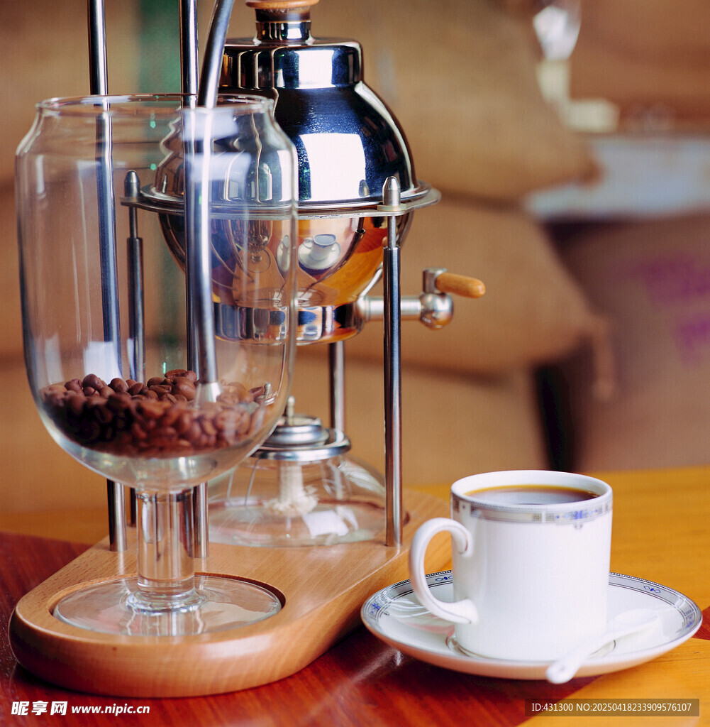 精致咖啡器具与一杯咖啡