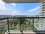 高层阳台外的城市景观