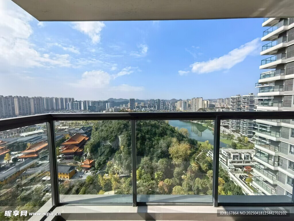 高层阳台外的城市景观