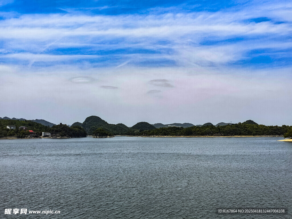 宁静湖畔风光