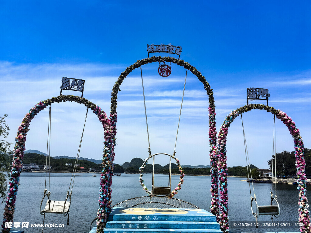 湖畔浪漫秋千装饰景观