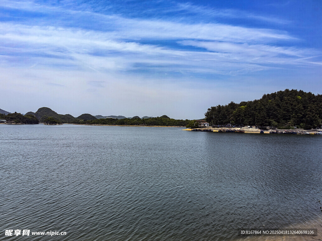 宁静湖畔风光