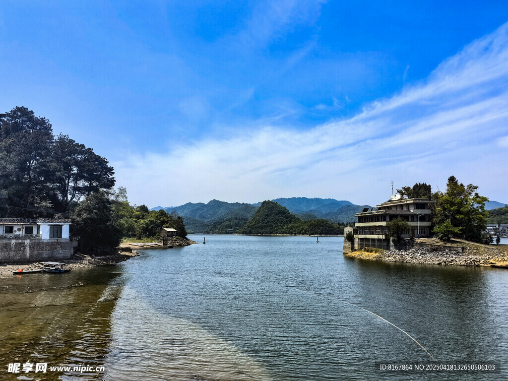 河畔风光秀丽景色宜人