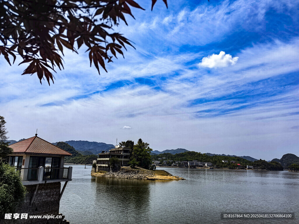 湖畔美景 中式建筑映蓝天