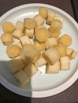 盘中切好的甘蔗