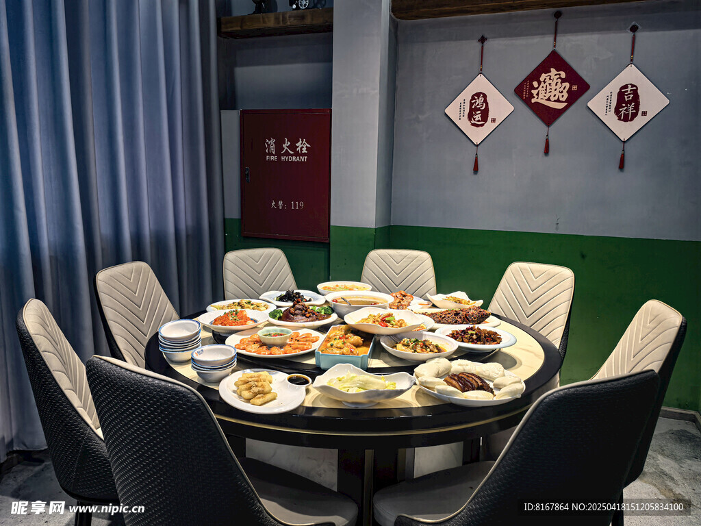 中式圆桌丰盛餐食场景