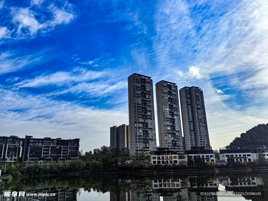 城市河畔高楼美景