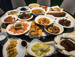 丰盛美食盛宴摆满餐桌