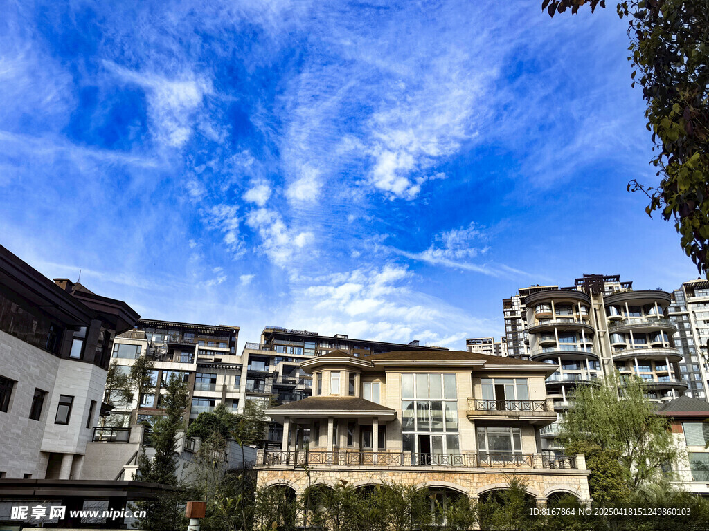 中式风格建筑群蓝天白云下