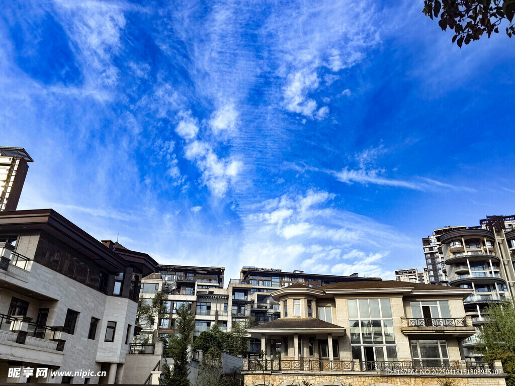 蓝天白云下的现代建筑群
