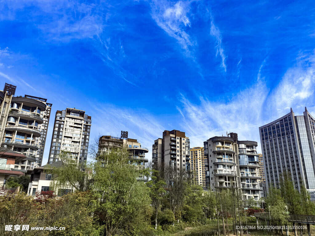 城市住宅区与蓝天绿树